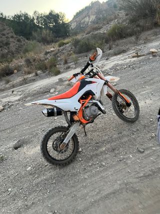 Moto de cross naranja y blanca