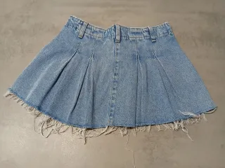 Falda tejana corta azul clara desgastada