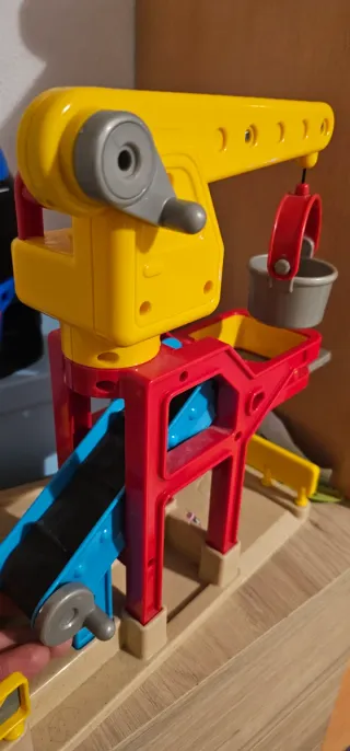 Grúa elevadora de juguete amarilla y roja