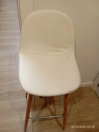 4 Taburetes blancos con patas de madera