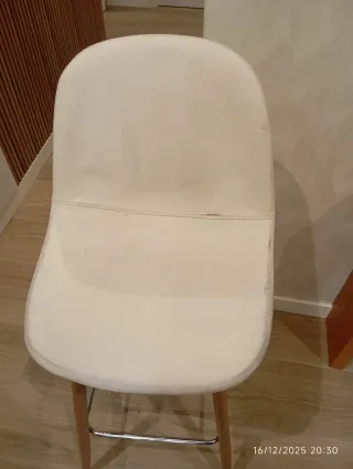 4 Taburetes blancos con patas de madera