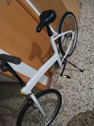 Bicicleta de paseo blanca en buen estado
