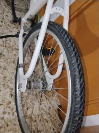 Bicicleta de paseo blanca en buen estado