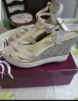 Sandalias Lola Cruz Doradas T-Strap