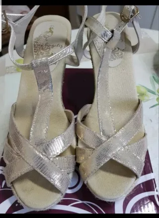 Sandalias Lola Cruz Doradas T-Strap