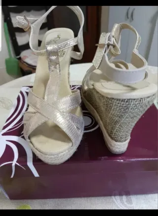 Sandalias Lola Cruz Doradas T-Strap