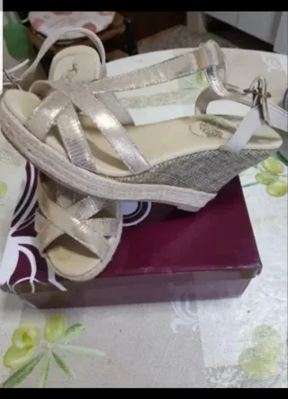 Sandalias Lola Cruz Doradas T-Strap