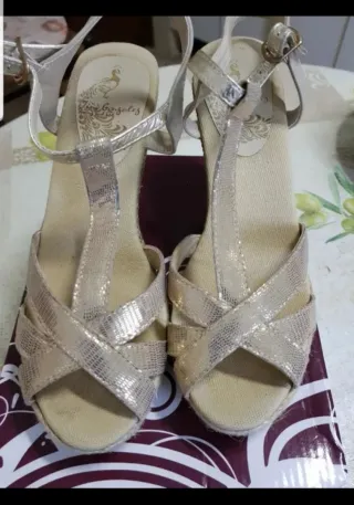 Sandalias Lola Cruz Doradas T-Strap