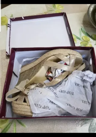 Sandalias Lola Cruz Doradas T-Strap