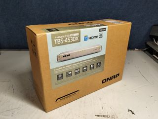 QNAP TBS-453DX-4G-US NAS SSD M.2 4 Bahías 4 GB RAM 10 GbE