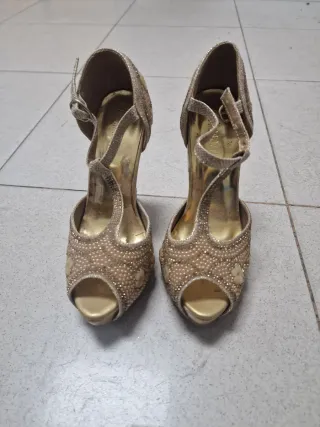 Zapatos de tacón dorados con pedrería