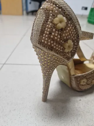 Zapatos de tacón dorados con pedrería