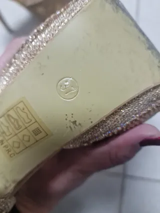 Zapatos de tacón dorados con pedrería