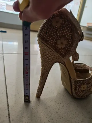 Zapatos de tacón dorados con pedrería