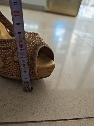 Zapatos de tacón dorados con pedrería