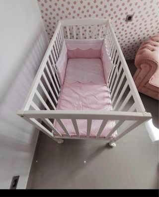 Cuna de bebé blanca con ruedas