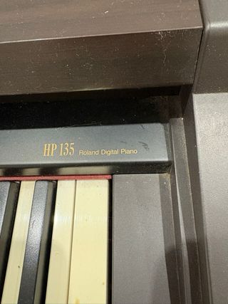 Piano Roland HP135
