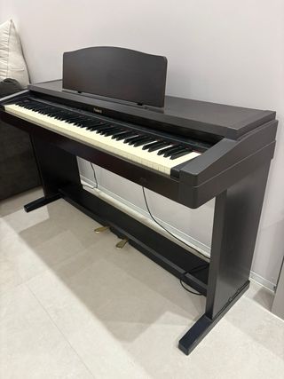 Piano Roland HP135