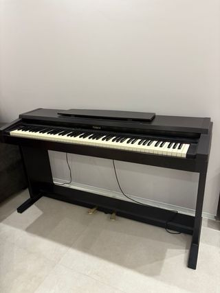 Piano Roland HP135