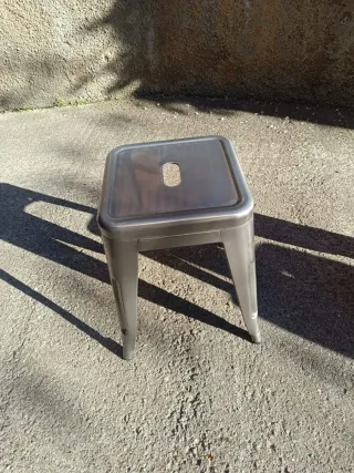 Taburetes metálicos rojos y grises