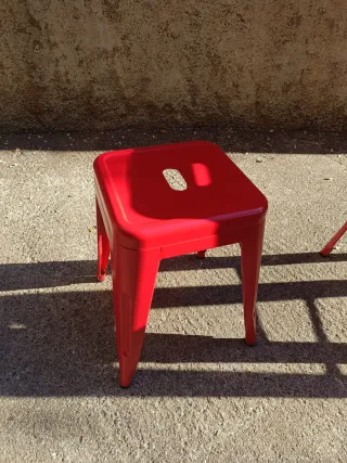 Taburetes metálicos rojos y grises