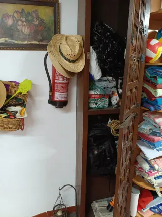 Mueble antiguo de madera y mimbre