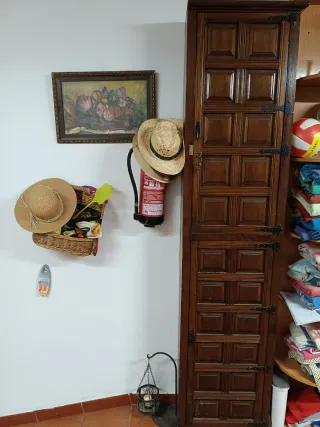 Mueble antiguo de madera y mimbre