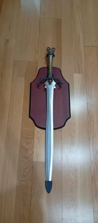 Espada decorativa con soporte