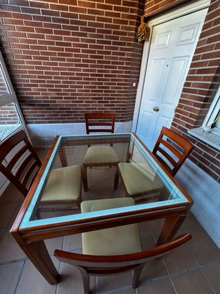 Conjunto muebles de salón madera y cristal.