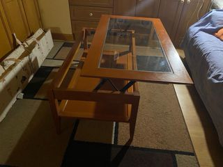 Conjunto muebles de salón madera y cristal.