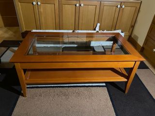 Conjunto muebles de salón madera y cristal.