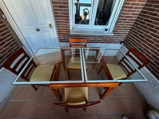 Conjunto muebles de salón madera y cristal.