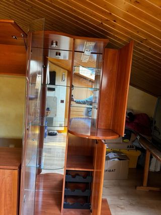 Conjunto muebles de salón madera y cristal.