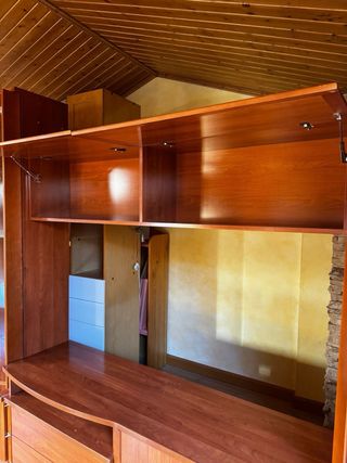 Conjunto muebles de salón madera y cristal.