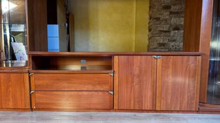 Conjunto muebles de salón madera y cristal.