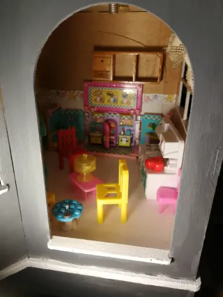 Casa de muñecas de madera a escala de una mansión.