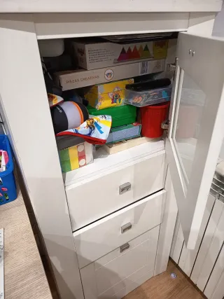 Mueble de salón blanco con cristal