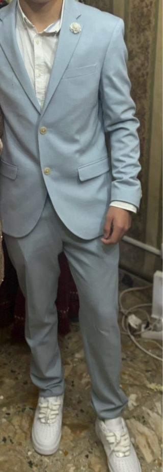 Traje azul claro, usado una vez