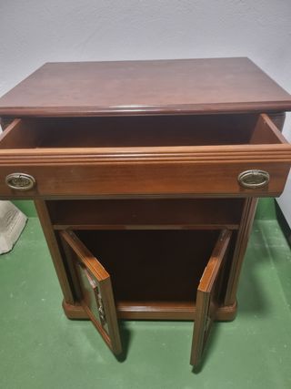 MUEBLE DE MADERA CON RUEDAS.