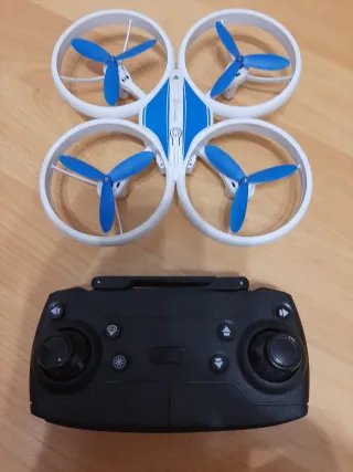 Dron con cámara y mando recargable