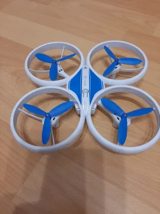 Dron con cámara y mando recargable