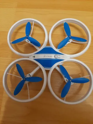 Dron con cámara y mando recargable