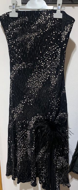 Vestido largo negro con pedrería y plumas