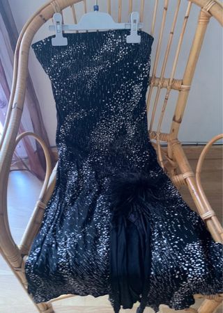 Vestido largo negro con pedrería y plumas