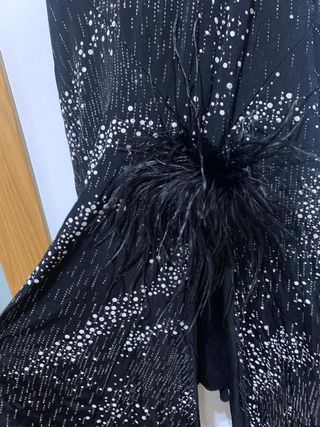 Vestido largo negro con pedrería y plumas