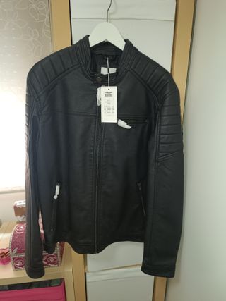 Cazadora negra efecto piel