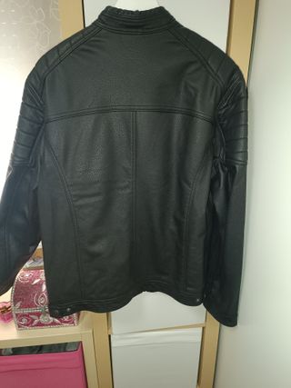 Cazadora negra efecto piel