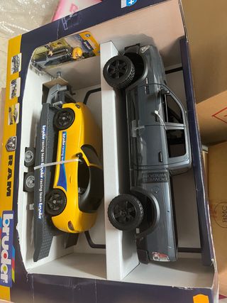 Camión Bruder RAM con Coche Amarillo