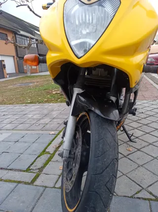 Suzuki GS500F Amarilla