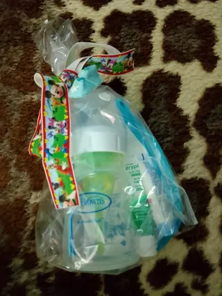 Biberón crema y babero bebé